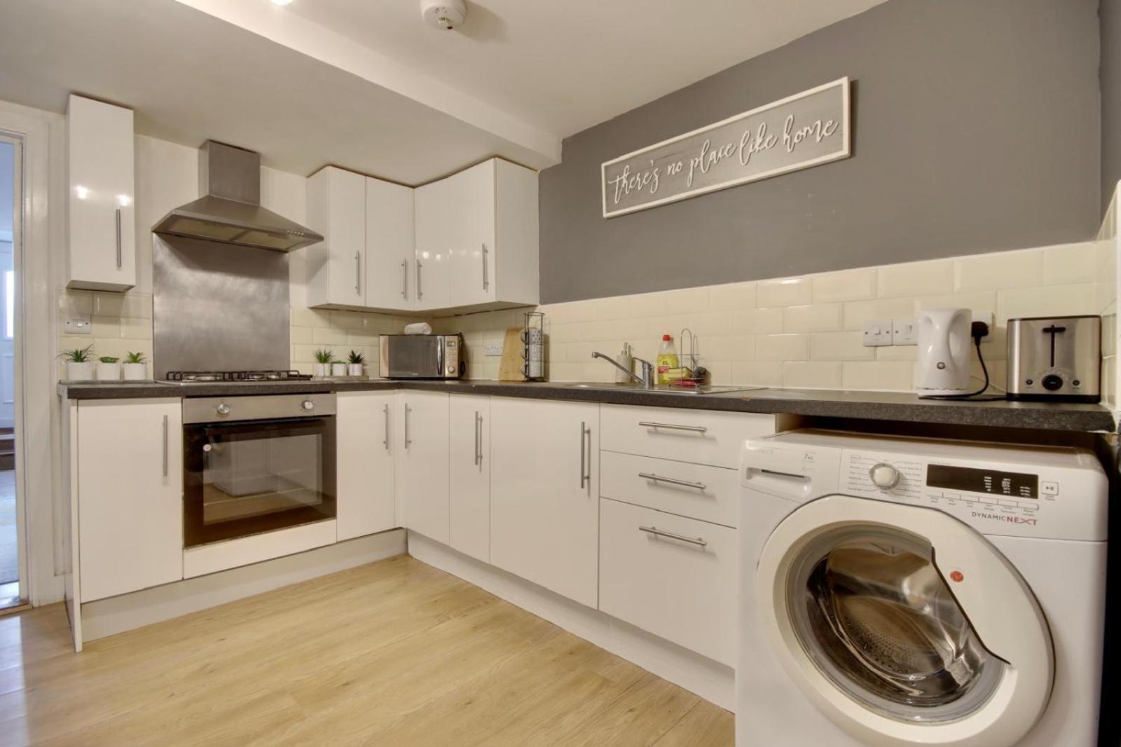 Southsea Getaway Apartment With Pool Table And Hot Tub Portsmouth Exterior photo